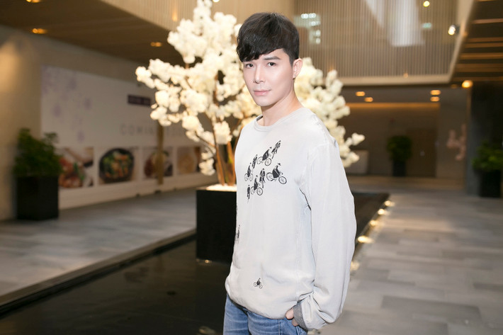Nam ca sĩ điển trai Nathan Lee xuất hiện rạng ngời với cây hàng hiệu của thương hiệu Dolce&Gabbana.