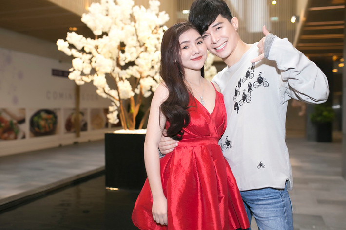 Trong lúc Minh Như bận rộn luyện tập cho đêm liveshow chương trình X Factor sắp tới, Nathan Lee đã đưa học trò đi xem phim để xả stress.