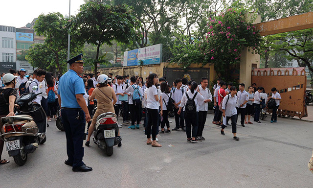 Sáng nay (7/6), gần 95.000 thí sinh Hà Nội đã tập trung đến các điểm thi để tham dự môn thi Ngữ văn trong thi tuyển sinh lớp 10 THPT năm 2018 - 2019, với thời gian làm bài 120 phút.