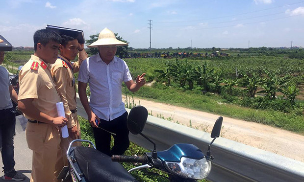 Thông tin sơ bộ ban đầu, Đại tá Nguyễn Minh Hiền - Trưởng Công an huyện Yên Mỹ - cho biết, qua điều tra sơ bộ ban đầu, cơ quan công an nhận định, đây là vụ tai nạn giao thông, không có dấu hiệu bị truy sát. Nhận định ban đầu của cơ quan điều tra, có thể hai thiếu nữ này trong quá trình điều khiển xe máy đã tự lao vào dải phân cách kim loại của đường dẫn cầu vượt nên tử vong.