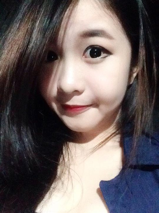 Ngoài thời gian đi học, Thánh Cô lớp 10 còn kinh doanh, bán hàng trên mạng để kiếm thêm thu nhập. Nguyên Trúc chuyên kinh doanh mỹ phẩm, lens... nên những bức ảnh "tự sướng" của cô giống như một cách thức quảng cáo, giới thiệu sản phẩm rất hiệu quả.