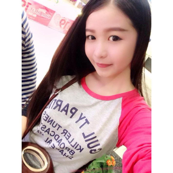 Chính vẻ đáng yêu và suy nghĩ rành mạch của Nguyên Trúc đã khiến cô nàng được khá nhiều bạn bè yêu quý, khen ngợi. Trước mỗi lời khen, Nguyên Trúc đều cảm thấy vui vẻ, thích thú. Còn đối với những ý kiến châm chọc, bình phẩm kiểu "vùi dập", cố ý nói xấu hay bất lịch sự... cô nàng thường ít bận tâm và không để bản thân bị ảnh hưởng. Ảnh: FBNV.