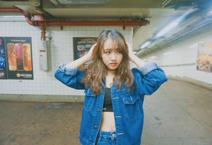 Từng đỗ vào trường THPT Việt Đức song do muốn trau dồi vốn tiếng Anh để du học, Vũ Quỳnh Anh đã chọn trường quốc tế Newton Gramma. Cuối năm 2013, Vũ Quỳnh Anh bay sang Mỹ và học tại Camden Catholic High School. Ở Mỹ, Quỳnh Anh là cô em thân thiết của hot girl Mie Nguyễn, bạn gái cũ vlogger JVevermind.