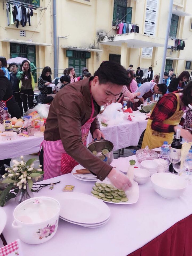 Mới đây, Facebooker có tên N.K.T đã "khoe" thầy giáo của mình bằng những hình ảnh các món ăn vô cùng đẹp mắt, là thành phẩm của thầy khi tham gia một cuộc thi nấu ăn ở trường, với chủ đề "Hương vị tháng 3", nhằm tôn vinh những người phụ nữ và thầy đã đoạt giải nhất.