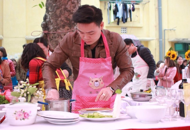 Việc một người đàn ông biết "nữ công gia chánh" không phải xưa nay hiếm, nhưng để đạt đến trình độ nấu ăn "thượng thừa" với tiêu chuẩn hơn cả đầu bếp 5 sao như thầy giáo độc thân dưới đây chắc chắn sẽ khiến không ít người kinh ngạc lẫn ngưỡng mộ.
