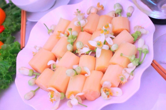Được biết, thầy giáo điển trai có tên là Nguyễn Thái Trường, sinh năm 1988, hiện đang là giảng viên Khoa Kinh tế - Luật trường Đại học Thương mại.