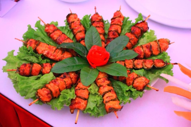 Tất cả đều được thầy nấu cẩn thận, chu đáo từng chi tiết nhỏ đến cả bát nước chấm. Ví như nó không chỉ là nước chấm mà đó còn là một "tác phẩm nghệ thuật".