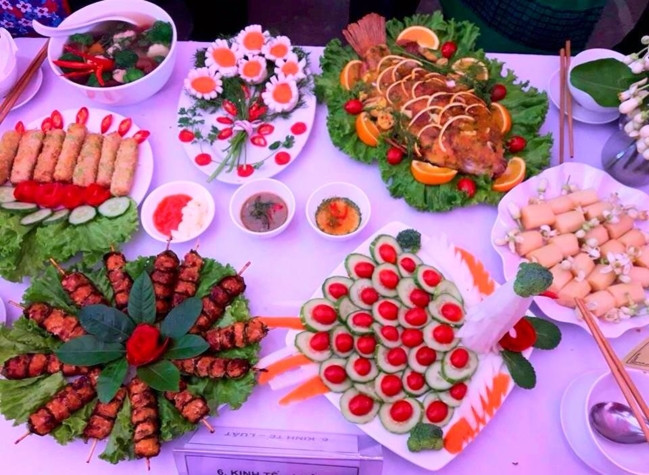 Những món ăn được bày trí, cắt tỉa một cách cầu kì, công phu, đầu tư về "phần nhìn" với những kỹ thuật đòi hỏi sự tỉ mỉ cao khiến nhiều người không thể rời mắt.