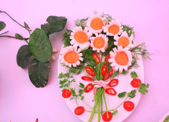 Bên cạnh đó, hội tụ đầy đủ các tiêu chí của một người đàn ông hoàn mỹ như vẻ ngoài lịch lãm, bảnh bao, có học thức, lại còn cực khéo tay, và đặc biệt là... chưa lập gia đình, thầy giáo nhanh chóng là nhân vật được phái nữ "săn lùng" ráo riết trên mạng xã hội.