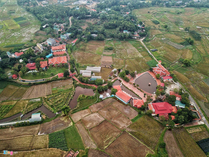 Trên diện tích đất này, sư Toàn xây dựng một tổ hợp kiến trúc phật giáo. Đại diện Giáo hội Phật giáo huyện Tam Đảo khẳng định công trình không thuộc hạng mục của chùa Nga Hoàng và nằm ngoài đất chùa. Trong ảnh là chùa Nga Hoàng (bên phải) và con đường nội bộ dẫn đến "biệt phủ" của sư Toàn (bên trái).