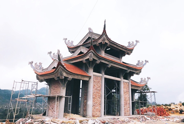 Khu vực cổng ra vào khu tâm linh vẫn đang được hoàn thiện. Dư luận đang cho rằng dự án này sẽ phá vỡ cảnh quan nơi đây.