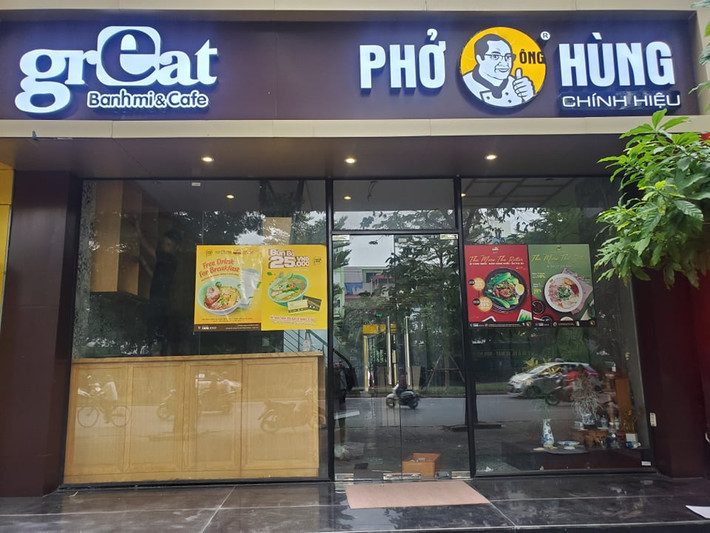 Theo tìm hiểu của PV, Công ty TNHH chế biến thực phẩm Huy Việt Nam là doanh nghiệp chuyên về chuỗi nhà hàng với các thương hiệu như Món Huế, Phở Hùng, Cơm Thố Cháy, Iki Sushi, House of Phở và Great Bánh Mì. Trong đó 3 thương hiệu chính gồm Món Huế (ẩm thực Huế, miền Trung), phở ông Hùng (miền Bắc) và Cơm Express (miền Nam). Món Huế được cho là phát triển "thần tốc", khi đến năm 2019 đã cán mốc 90 nhà hàng.