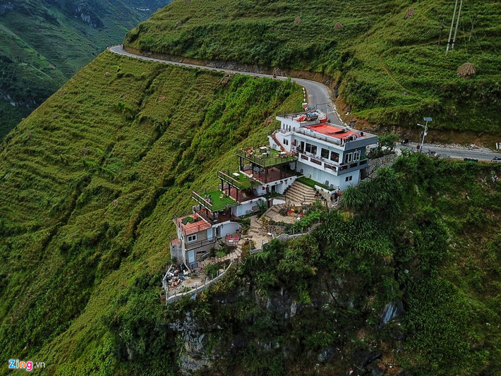 Mã Pì Lèng Panorama nhìn thẳng xuống lòng sông. Gọi là 7 tầng nhưng thực chất tòa nhà được thiết kế giật cấp từ mặt đường xuống đến sườn núi, mỗi tầng có 1 phòng ngủ. Phần mái bằng trên cùng không có phòng ở, chỉ có lan can để ngắm cảnh.