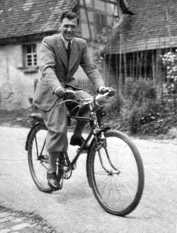 Không chấp nhận kế nghiệp cha, vào năm 1930, Mengele quyết tâm thi đậu Đại học Munich và ghi danh vào Khoa Nhân chủng học và Y học. 5 năm sau, chàng trai trẻ nhận bằng tiến sĩ cùng chuyên ngành. Trước đó, vào năm 1934, Mengele đã gia nhập đảng Quốc xã của Adolf Hitler. Nhờ học thức cao, ngày 24/5/1943, Mengele được điều về làm bác sĩ quân y tại trại tập trung Auschwitz của Đức Quốc xã ở Ba Lan. Tuy nhiên, Mengele đã tận dụng cơ hội này để bắt tay nghiên cứu, giải mã những bí mật của kỹ thuật di truyền, đồng thời tìm cách tạo nên một siêu chủng tộc Đức.