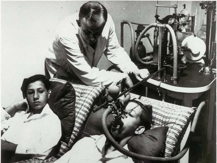 Như nhiều "bác sĩ tử thần" khác dưới thời trùm phát xít Hitler, với tham vọng thăng tiến nhanh chóng thông qua các công trình nghiên cứu "mang tính đột phá", Mengele đã xúc tiến hàng loạt thí nghiệm quái dị trên các tù nhân Do Thái. Nhân danh "chữa trị" y tế, hắn trực tiếp tiêm hoặc ra lệnh cho những kẻ dưới quyền tiêm đủ thứ hóa chất, từ xăng dầu cho tới chất gây mê cực mạnh chloroform, vào người hàng ngàn tù nhân.