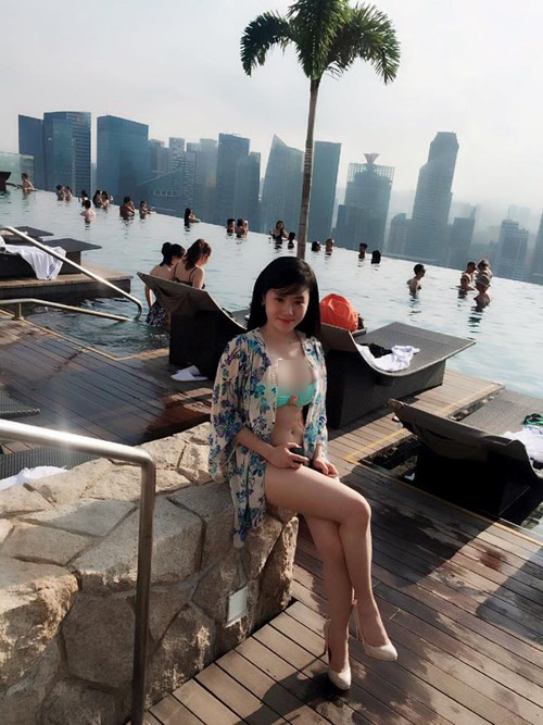 Theo tìm hiểu, cô gái bikini bí ẩn tên thật là Lê Thị Ngọc Lan, sinh năm 1995, là người gốc Hà Nội nhưng lớn lên và hiện đang sinh sống ở TP HCM. Bức ảnh của Ngọc Lan gây chú ý trên mạng được chụp tại Singapore, trong một chuyến công tác, du lịch mới đây.
