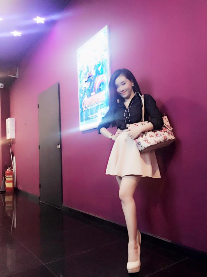 Ngoài ra, Ngọc Lan cũng sở hữu một trang cá nhân có số lượng người theo dõi khá lớn, được nhiều bạn trẻ, dân mạng biết đến. Ngoài bức ảnh cô gái bikini bí ẩn, trên trang cá nhân này Ngọc Lan thường xuyên chia sẻ những bức ảnh khoe dáng vẻ, thân hình gợi cảm, đặc biệt là vòng một nảy nở.