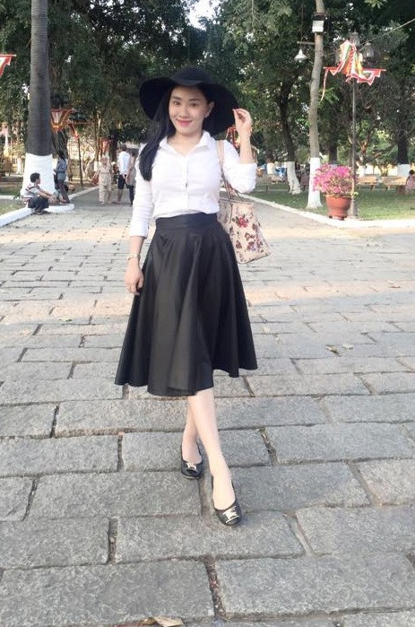 Chính điều này khiến nữ DJ trẻ tuổi thường xuyên trở thành chủ đề bình phẩm của dân mạng. Cô nàng cũng thường xuyên bị "ném đá" khi dân mạng cho rằng Ngọc Lan rất thích "khoe hàng" trên mạng.