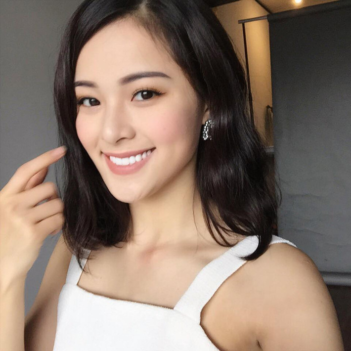 Mặc dù có nhiều thành tích nổi bật hơn hẳn những hot teen, hot girl khác nhưng Hạ Vi không có nhiều hoạt động gây tiếng vang lớn, hơn nữa cô nàng cũng là một người khá kín tiếng. Một lý do khác là Hạ Vi luôn đề cao, muốn đầu tư thời gian cho việc học.