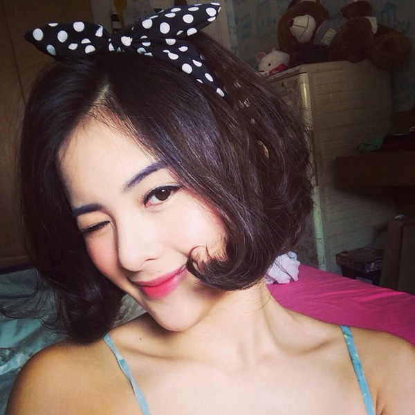 Trong đời thường, Hạ Vi Hạ Vy tự nhận mình là một người vui vẻ, năng động và rất yêu thời trang. Hiện tại, Hạ Vi đang là một trong số những nàng mẫu look book xinh đẹp và được nhiều bạn trẻ, các teen yêu thích nhiều nhất, chẳng kém gì các hot girl ở Việt Nam.