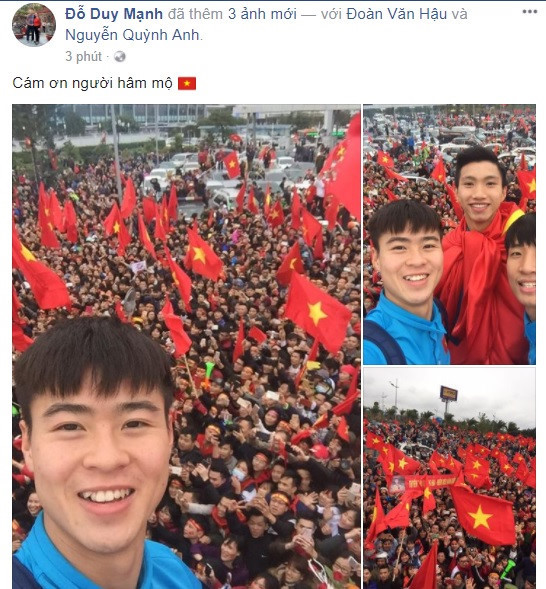 13h30 28/1, các cầu thủ U23 Việt Nam sau khi ra khỏi sân bay Nội Bài đã lên xe buýt 2 tầng, diễu hành về trung tâm thành phố Hà Nội. Với nhiều cầu thủ, khoảnh khắc này vô cùng tuyệt vời. Duy Mạnh, Văn Hậu, Xuân Mạnh... đã liên tục chụp selfie cùng với khung cảnh rừng người hâm mộ, cờ hoa rực rỡ đang vẫy chào, tôn vinh họ.