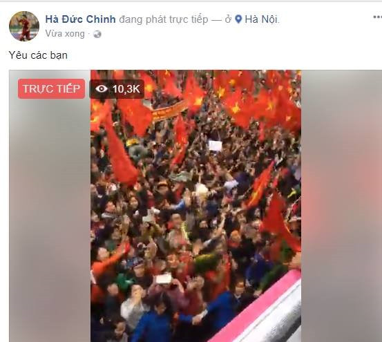 Dù mệt mỏi sau những trận thi đấu kéo dài, nhưng các cầu thủ U23 Việt Nam vẫn giao lưu rất nhiệt tình với người hâm mộ đi theo xe diễu hành. Các cầu thủ thậm chí còn phát livestream hình ảnh diễu hành trên trang cá nhân của mình, thu hút hàng chục nghìn người xem.