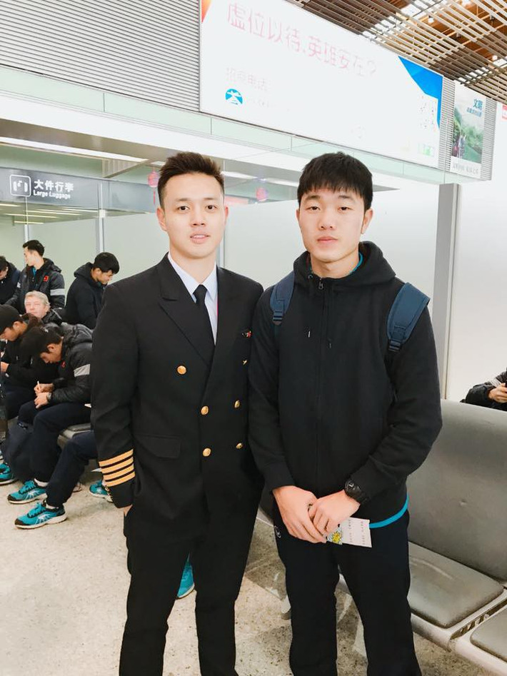 Đội trưởng Lương Xuân Trường lại có một bức ảnh chụp cùng cơ trưởng chuyến bay đưa đội tuyển U23 Việt Nam về nước, "đốn tim" hàng triệu fan nữ. Hai chàng trai đều thuộc hàng "cực phẩm", vừa tài giỏi vừa đẹp ngang tầm mỹ nam khiến chị em phải hú hét không ngừng.