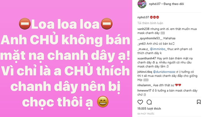 Thú vị nhất là Nguyễn Phong Hồng Duy. Chàng cầu thủ này rất chăm chỉ đăng bài trên trang bán hàng mỹ phẩm của mình dù là đang diễu hành cùng đồng đội. Từ sau chiến thắng của U23 Việt Nam "ông chủ Hồng Duy Pinky" ngày một "đắt hàng" hơn.