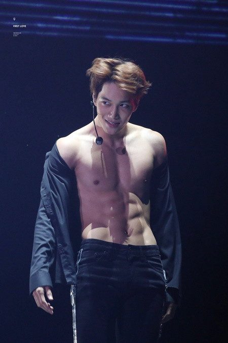Thể hình rất quan trọng đối với thần tượng K-Pop! Họ khiêu vũ và tập thể dục hàng ngày để duy trì hình dáng hoàn hảo của mình. Những thần tượng Kpop đã rất chăm chỉ luyện tập thể hình để có thể sở hữu một vóc dáng mà ai cũng phải hết lời khen ngợi.