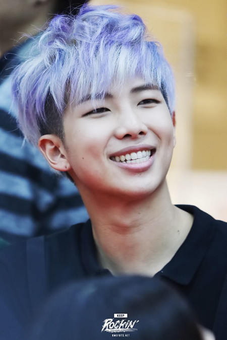 Để có thể trở nên khác biệt giữa một “rừng” thần tượng K-pop, nhiều idol đã chọn cách tạo điểm nhấn trên các bộ phận cơ thể của mình và tóc luôn được ưu tiên số một. Và tất nhiên lựa chọn tốt nhất là có một kiểu tóc phù hợp với hình dạng và kích thước của khuôn mặt. Nếu không chắc chắn, các thần tượng Kpop có thể nhờ đến sự trợ giúp của stylist.