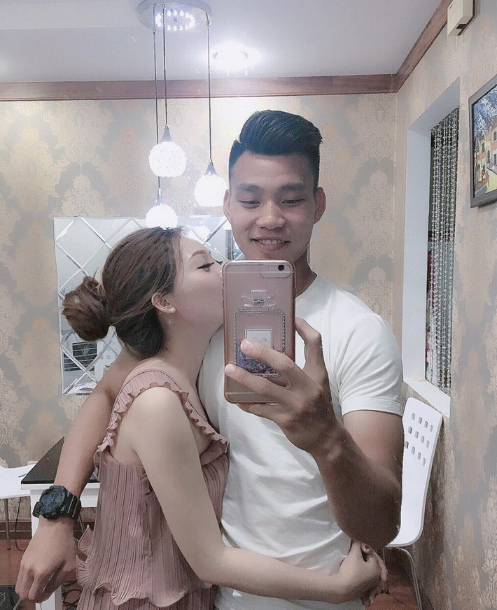 Vũ Văn Thanh từng chia sẻ rằng anh không muốn yêu những cô gái trong giới showbiz và người trong mộng của anh cũng chỉ là cô gái bình thường. Tuy nhiên, các fan của Văn Thanh đều khẳng định Bảo Trân xinh đẹp không kém bóng hồng trong làng giải trí Việt.