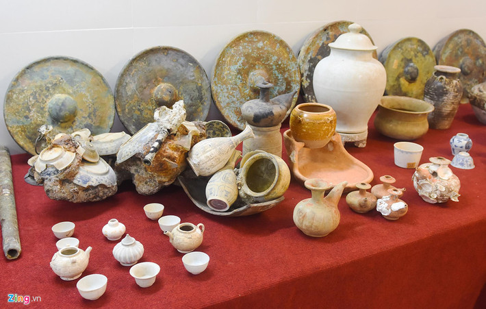 Hiện vật trong con tàu đắm ở Phú Quốc - Kiên Giang nổi bật là gốm Chu Đậu (Hải Dương), các loại bình gốm có nhiều hình dáng với men ngọc xanh trắng, cồng chiêng... Đặc biệt, trên tàu còn có một khối cháy kết dính ba loại gốm men xanh ngọc (Trung Quốc), gốm Chu Đậu (Việt Nam) và gốm Sê Khok (Thái Lan).