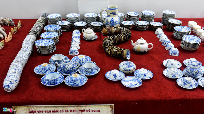 Số cổ vật có niên đại thế kỷ XVIII do hai ngư dân Bình Thuận tình cờ phát hiện trong con tàu chìm cách mũi Cà Mau 90 hải lý về phía nam. Các chuyên gia phỏng đoán đây là tàu chở hàng từ Trung Quốc tới Hà Lan gặp hỏa hoạn, chìm tại vùng biển Việt Nam.