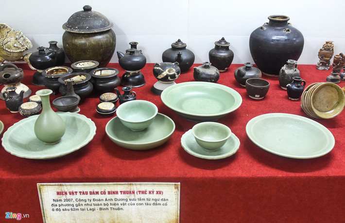 Gốm sứ do ngư dân tìm thấy trong con tàu đắm ở độ sâu 62 m tại vùng biển Lagi (Bình Thuận) có niên đại khoảng thế kỷ XV.