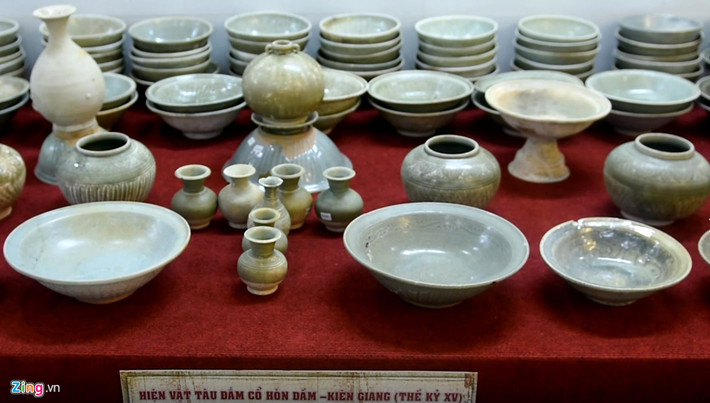Hơn 400 hiện vật của tàu đắm ở vùng biển Hòn Dầm (Phú Quốc), tỉnh Kiên Giang, có niên đại khoảng thế kỷ XV.