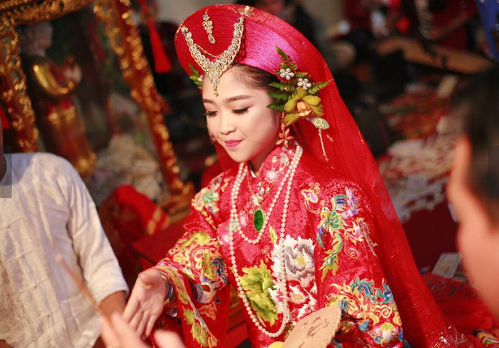 Ngô Mỹ Hoa, sinh năm 1995, quê Bắc Ninh, được mệnh danh là " cô đồng trẻ nhất Việt Nam" và được khá đông đảo bạn trẻ, cư dân mạng quan tâm, chú ý thời gian gần đây. Sinh ra ở vùng quê quan họ Bắc Ninh, Mỹ Hoa đã quen với những lễ hội linh đình và những nghi lễ thờ phụng từ khi còn nhỏ. Như một cái "duyên trời định", Mỹ Hoa tìm thấy sự yêu thích, niềm đam mê trong những công việc thờ phụng và đã bắt đầu quen, tiếp xúc với nghề hầu đồng từ năm mới lên 6 tuổi.