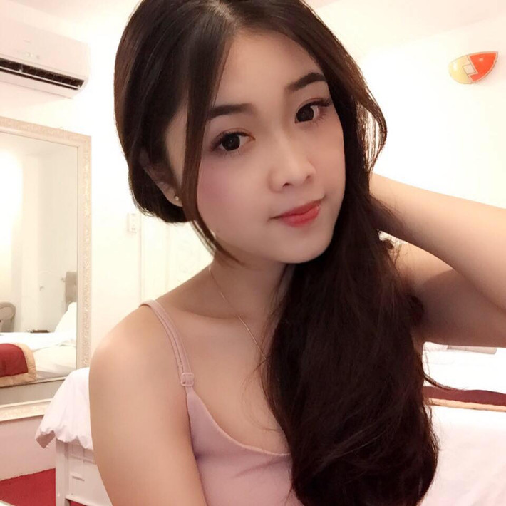Trở về với cuộc sống đời thường, cô đồng hot girl Mỹ Hoa cũng thích phong cách thời trang hiện đại, vừa nữ tính vừa có chút gợi cảm để tăng sức cuốn hút của bản thân. Ảnh trong bài: Facebook nhân vật.