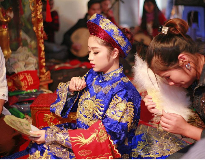Không hề cảm thấy những khó khăn trong công việc là áp lực, ngược lại Mỹ Hoa luôn cho rằng bản thân cô đến được với nghề hầu đồng giống như một phúc phần hiếm có. Theo quan điểm của cô đồng trẻ tuổi, không phải ai cũng có thể làm được công việc này và nếu có làm cũng ít người có thể theo đuổi được lâu dài. Ở một vùng đất “địa linh nhân kiệt” như Bắc Ninh, đến nay, cô đồng Mỹ Hoa thường xuyên nhận được những lời mời làm việc phụng sự thánh phật từ những vị khách gần, xa.