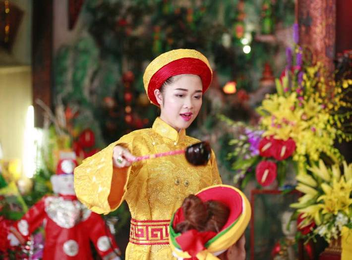 Cơ duyên đến với nghề của Mỹ Hoa đến vào thời điểm cô được bố mẹ gửi vào điện thờ khi còn nhỏ. Tại điện thờ này, 9X Bắc Ninh được tiếp xúc với tục thờ tứ phủ, được hỗ trợ những thầy đồng làm lễ và sớm cảm thấy hứng thú với công việc này. Trải qua vài năm vừa học hỏi vừa trực tiếp hầu đồng, Mỹ Hoa đã có được kinh nghiệm, khả năng vững vàng trong công việc của mình. Và tính đến nay, Mỹ Hoa đã có đến hơn 12 năm theo đuổi công việc vốn vẫn bị nhiều người gán cho cái mác "truyền bá mê tín dị đoan" này.