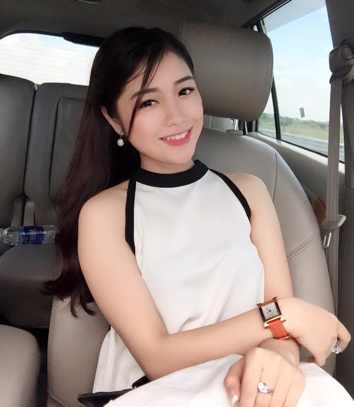 Sau những giờ làm việc, cô đồng trẻ tuổi nhất Việt Nam trở về với hình ảnh một thiếu nữ xinh đẹp, có tính cách khá sôi nổi và nhí nhảnh. Trong nhiều bức ảnh chia sẻ trên trang cá nhân, Mỹ Hoa còn được nhận xét là xinh xắn không thua kém gì các hot girl.
