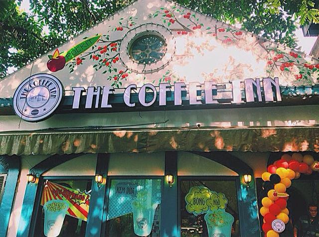 Sau khoảng gần 1 năm hoạt động, The Coffee Inn được rất nhiều bạn trẻ yêu quý và trở thành một điểm đến quen thuộc. Cộng thêm với sự phát triển của Facebook và mạng xã hội, The Coffee Inn trở thành nơi có đủ các yếu tố đồ uống ngon - view đẹp mắt - gần khu trung tâm... hấp dẫn các bạn trẻ đến thư giãn, uống cafe và check-in nườm nượp.