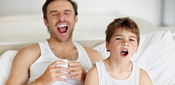 Điều này ủng hộ ý tưởng rằng sự đồng cảm đóng vai trò lớn trong việc ngáp lây. Khi bạn thấy một người bạn hoặc thành viên gia đình ngáp, não của bạn hiểu được cảm xúc của họ và bạn cũng có thể ngáp theo. Ảnh:The Atlantic