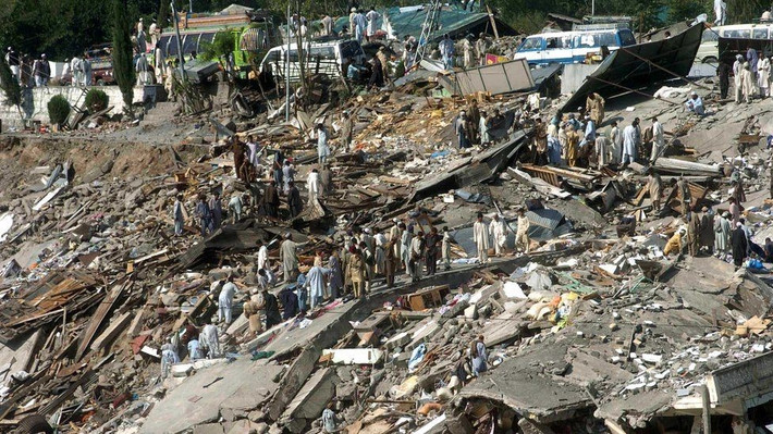8.Trận động đất Kashmir năm 2005: Vào ngày 8 tháng 10 năm 2005, Kashmir ở Pakistan đã hứng chịu một trận động đất mạnh 7,6 độ richter. Lở đất do trận động đất gây ra đã chôn vùi một số thị trấn và làng mạc, trong đó có Balakot và Muzaffarabad.Khoảng 90% tòa nhà ở Balakot ,3 triệu ngôi nhà bị phá hủy trên khắp Kashmir. Theo NASA, hơn 75.000 người đã thiệt mạng và hơn 100.000 người bị thương. Ảnh:BBC