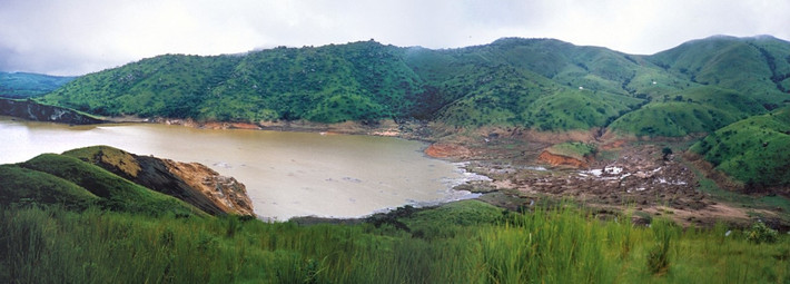 6.Hồ Nyos phun trào năm 1986: Năm 1986, những đám mây CO2 bốc lên từ hồ Nyos ở phía tây bắc Cameroon và gây ra cái chết của gần 1.800 người và 3.000 gia súc. Hồ Nyos nằm trên một lò magma làm rò rỉ CO2,và một vụ phun trào bất ngờ khoảng 1,5 triệu tấn khí CO2 bùng phát từ hồ.Đám mây khí cuộn xuống các sườn đồi xung quanh và nhấn chìm các ngôi làng lân cận. 845 người sống sót sau sự kiện này được đưa đến bệnh viện, 19% trong số họ được điều trị các tổn thương và mụn nước do CO2 gây ra. Ảnh:Wikipedia