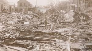 1.Bão Galveston năm 1900: Thảm họa này xảy ravào ngày 8 tháng 9 năm 1900, một cơn bão quét qua Galveston, một hòn đảo ngoài khơi Texas. Vào thời điểm đó, Galveston là một trong những thành phố cảng lớn nhất của Texas, nhưng một cơn bão với sức gió 225 km/h đã quét nó ra khỏi bản đồ. Ước tính có 3.600 ngôi nhà và 600 cơ sở kinh doanh đã bị biến thành đống đổ nát trên diện tích 770 ha, số người chết được ước tính là từ 6.000 đến 8.000 người - 1/6 dân số trên đảo. Ảnh: Galveston Historical Foundation
