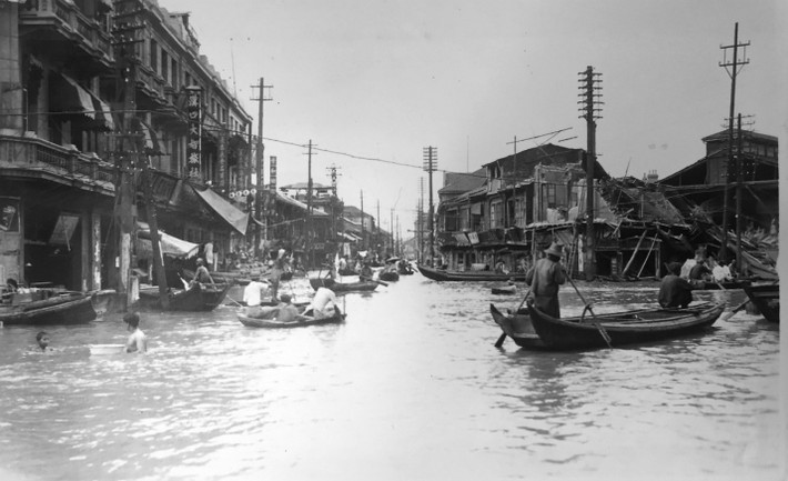 11.Lũ lụt ở Trung Quốc năm 1931: Từ tháng 6 đến tháng 8 năm 1931, các con sông ở miền Trung Trung Quốc bắt đầu dâng cao do mùa mưa bất thường, lũ lụt bắt đầu tràn vào các thành phố và làng mạc ven sông. Sau đó, một khu vực rộng lớn đã chìm trong nước. Hơn 100.000 người được cho là đã chết đuối. Có rất nhiều ước tính về số người chết cuối cùng, đặc biệt là vì hàng chục nghìn người đã chết trong những tháng sau trận lụt, khi dịch tả quét qua các trại tị nạn. Sốt rét, đậu mùa và sốt phát ban cũng giết chết nhiều người.Ảnh:The China Project