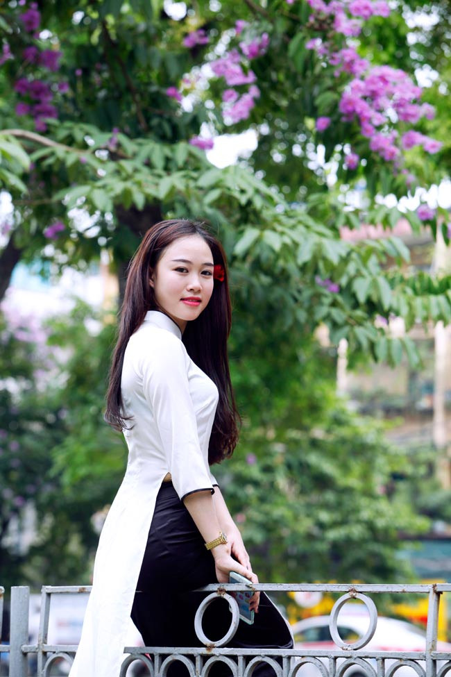 Mùa hoa bằng lăng nhanh đến và nhanh đi, khi những cánh hoa rơi ta lại muốn chiêm ngưỡng thật lâu hương sắc bằng lăng ngây thơ lãng mạn.