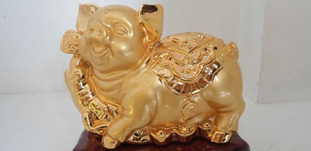 Những người làm việc trong cơ quan nhà nước luôn hướng tới sự thăng quan tiến chức. Bởi vậy, họ rất hay sử dụng hình ảnh chú ngựa trong tư thế phi nước đại, thường là bốn hoặc tám con để cầu mong điều ước sẽ trở thành hiện thực. Ngựa cũng là một loài vật được cả người phương Đông lẫn người phương Tây thuần hóa và sử dụng trong đời sống hằng ngày. Nó biểu trưng cho sự trung thành, tận tụy và đắc tài sai lộc.