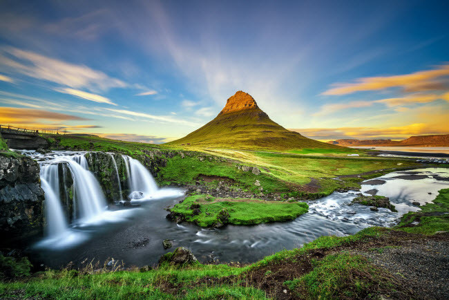 Với độ cao 463 m, Kirkjufell được coi là ngọn núi ngoạn mục nhất thế giới và đẹp nhất ở Iceland và bức hình này là một trong những minh chứng cho điều đó.