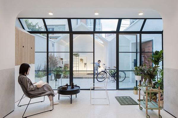 Vì được xây dựng cách đây đã khá lâu nên phần lớn cấu trúc nhà đã cũ, cần được sửa chữa và cải tạo hoàn toàn, thống nhất với chiều cao của toàn bộ tòa nhà xung quanh. Thay vì lối vào thẳng, nhà được thiết kế một sân rộng phía trước với lối vào hai bên sân để phù hợp với cấu trúc nhà hướng Nam, có chiều sâu. Đây cũng là khoảng sân lý tưởng để cả nhà cùng nhau tập thể dục buổi sáng, hay là không gian vui chơi ngoài trời cho các bé.